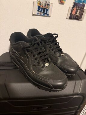 Nike Men's Air Max 90s Black Low-Top Casual Sneakers
